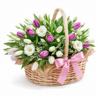 Цветы в корзинке с тюльпанами
