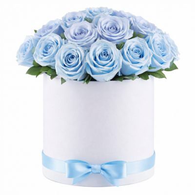 Шляпная коробка с голубыми розами «Небесная нежность»