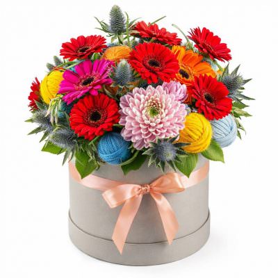 Цветочная композиция в шляпной коробке «Цветное чудо»