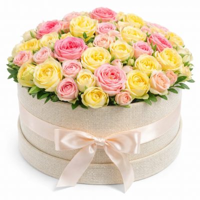 Красивый букет в шляпной коробке «Рассветная роса»